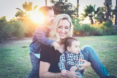 une maman et ses deux enfants