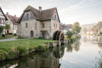 Ancien moulin à eau au bord d'une rivière allemande